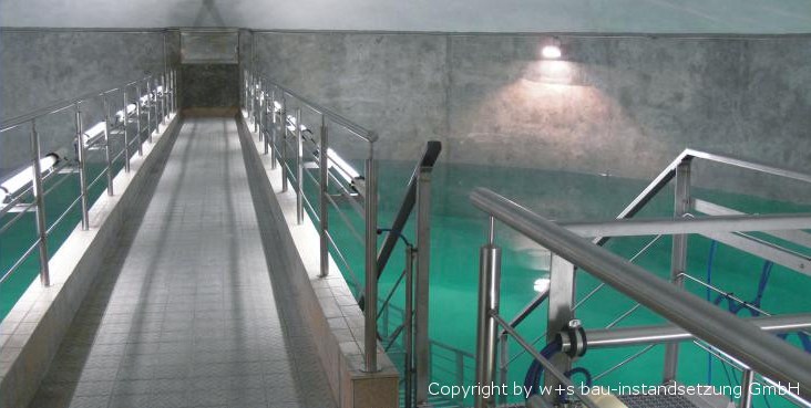 Steg über einer Wasserkammer